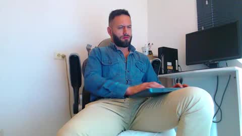 Snapshot of esteban7984068 chatting on 02/14/26, 02:14 esteban online show from 02/14/26, 02:14