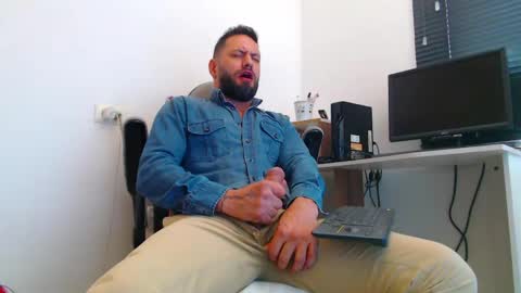 Snapshot of esteban7984068 chatting on 03/19/26, 05:17 esteban online show from 03/19/26, 05:17