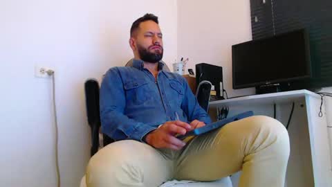 Snapshot of esteban7984068 chatting on 04/13/26, 01:38 esteban online show from 04/13/26, 01:38