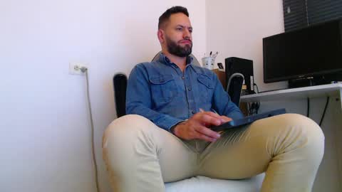 Snapshot of esteban7984068 chatting on 04/19/26, 06:10 esteban online show from 04/19/26, 06:10