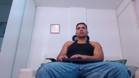 Snapshot of esteban_de_louise chatting on 03/04/25, 10:24 ESTEBAN online show from 03/04/25, 10:24