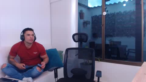 Snapshot of esteban_de_louise chatting on 03/05/25, 08:32 ESTEBAN online show from 03/05/25, 08:32