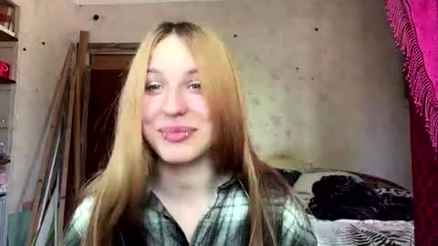Snapshot of estelaroda chatting on 06/23/26, 11:19 Rina online show from 06/23/26, 11:19