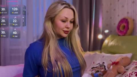 Snapshot of estella_elwood chatting on 01/08/26, 10:39 Estella online show from 01/08/26, 10:39