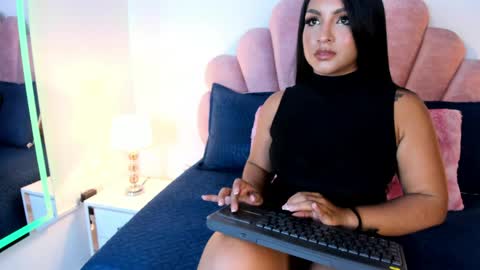 Snapshot of estrella_garcia chatting on 04/22/26, 04:08 Estrella Garcia online show from 04/22/26, 04:08