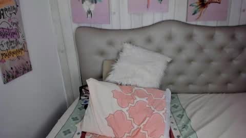 Snapshot of estrella_shy chatting on 03/07/25, 10:24 Estrella online show from 03/07/25, 10:24
