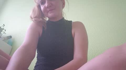 estrellawalters online show from 01/01/25, 10:32