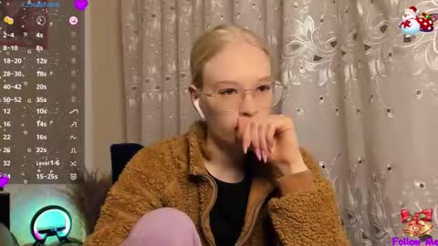 Snapshot of esty_siela chatting on 11/30/25, 01:04 lets get to know each other better in pm online show from 11/30/25, 01:04