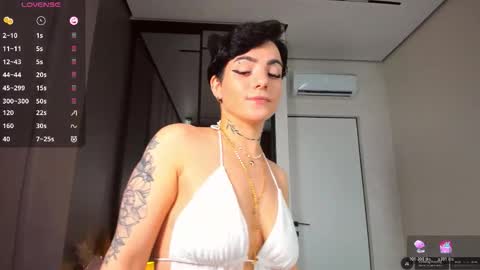 Hi there Im Emma online show from 10/31/25, 10:49