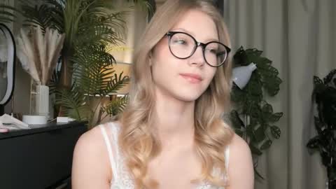 Natalie online show from 09/12/25, 05:51