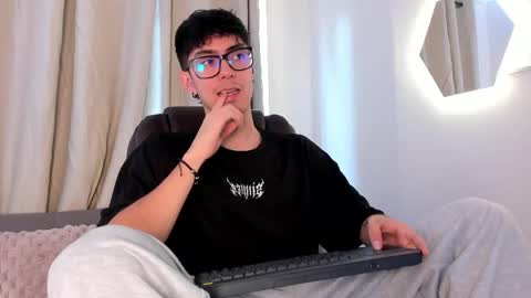 etham_wolf1 online show from 04/18/26, 06:12