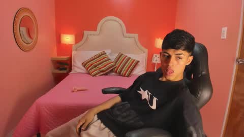 E T H A N  online show from 12/22/25, 02:14