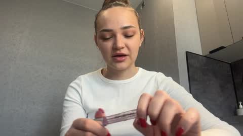 Snapshot of etsukoturrigiano chatting on 04/13/26, 06:41 Caroline online show from 04/13/26, 06:41