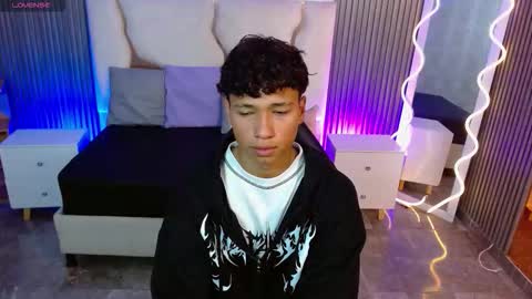 Snapshot of ette_tay chatting on 10/22/25, 12:44 ette online show from 10/22/25, 12:44