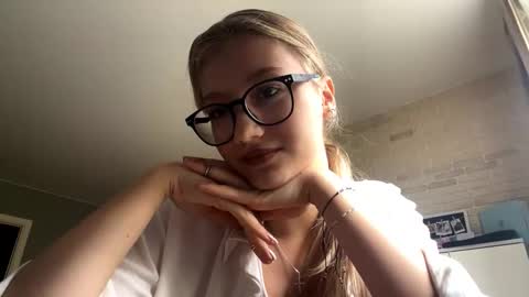 Snapshot of eulaliarollend chatting on 10/17/25, 11:35 Mia online show from 10/17/25, 11:35