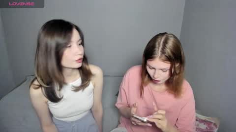 Snapshot of eumomino chatting on 09/29/25, 11:20 Veronica Tiia Lilith left to right online show from 09/29/25, 11:20