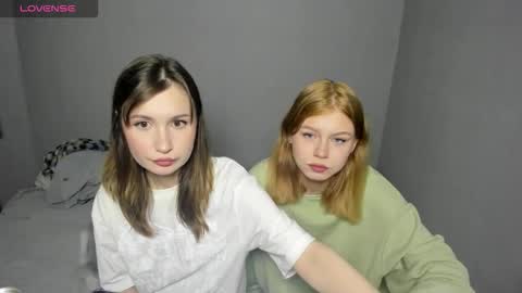 Snapshot of eumomino chatting on 10/10/25, 02:27 Veronica Tiia Lilith left to right online show from 10/10/25, 02:27