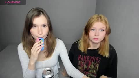 Snapshot of eumomino chatting on 10/22/25, 02:06 Veronica Tiia Lilith left to right online show from 10/22/25, 02:06