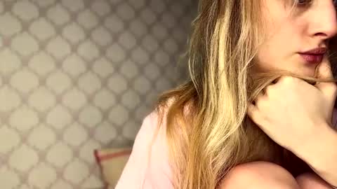 Snapshot of eva_eyre chatting on 03/29/26, 02:39 Evvie online show from 03/29/26, 02:39