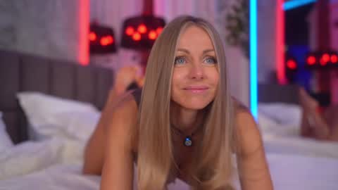 Snapshot of eva_fashionista chatting on 09/17/25, 06:20 Eva online show from 09/17/25, 06:20