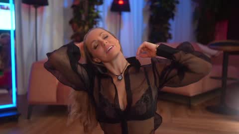 Snapshot of eva_fashionista chatting on 10/10/25, 03:05 Eva online show from 10/10/25, 03:05