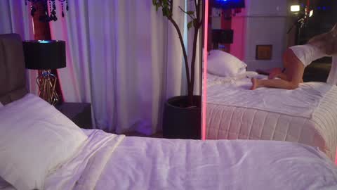 Snapshot of eva_fashionista chatting on 10/19/25, 01:45 Eva online show from 10/19/25, 01:45