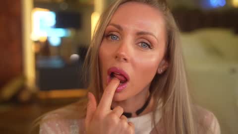 Snapshot of eva_fashionista chatting on 12/05/25, 07:54 Eva online show from 12/05/25, 07:54