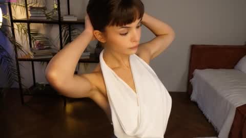 Hello my name is Eva its my first day here online show from 09/17/25, 08:16