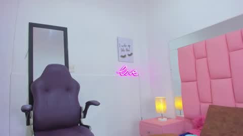 evaa_white online show from 11/12/25, 12:05