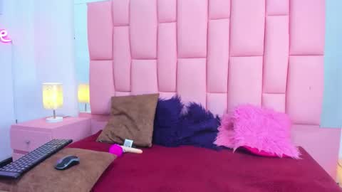 evaa_white online show from 11/22/25, 12:15