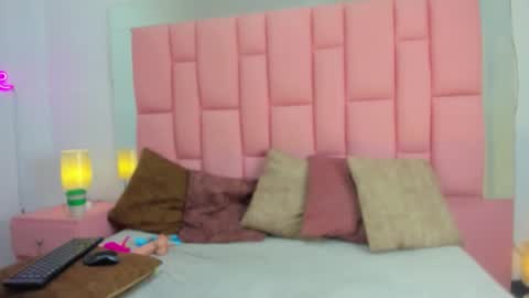 evaa_white online show from 12/01/25, 12:21