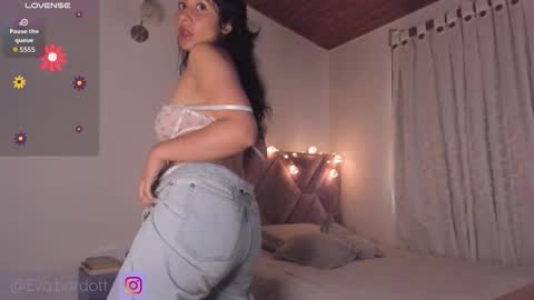 Snapshot of evabardot chatting on 11/11/25, 02:06 Eva Bardot online show from 11/11/25, 02:06