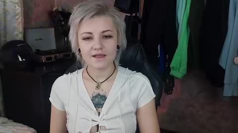 Snapshot of evabrownie chatting on 02/02/25, 09:30 Eva Brownie online show from 02/02/25, 09:30