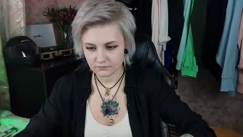 Snapshot of evabrownie chatting on 02/05/25, 01:00 Eva Brownie online show from 02/05/25, 01:00