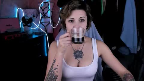 Snapshot of evabrownie chatting on 10/21/25, 02:51 Eva Brownie online show from 10/21/25, 02:51