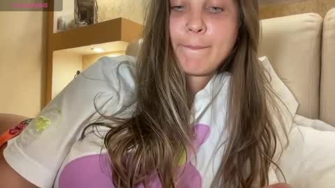 Snapshot of evahazardd chatting on 05/17/26, 09:33 EvaHazard online show from 05/17/26, 09:33