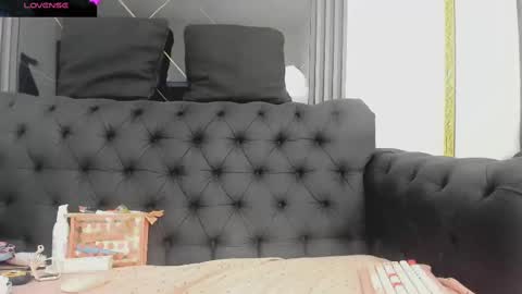 Snapshot of evaloviaa_ chatting on 10/21/25, 01:34 Eva online show from 10/21/25, 01:34