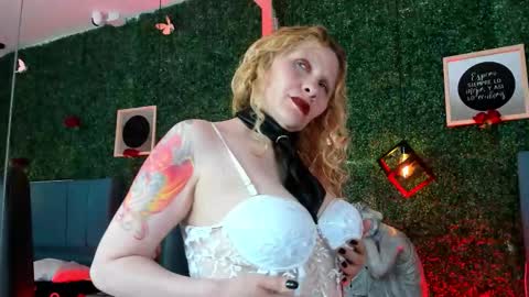 Snapshot of evangelyne_rose chatting on 02/17/26, 08:04 Evangelyne online show from 02/17/26, 08:04