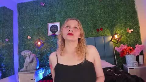 Snapshot of evangelyne_rose chatting on 02/23/26, 07:22 Evangelyne online show from 02/23/26, 07:22
