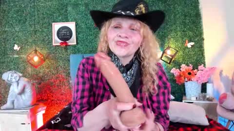 Snapshot of evangelyne_rose chatting on 02/27/26, 08:53 Evangelyne online show from 02/27/26, 08:53