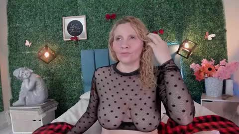 Snapshot of evangelyne_rose chatting on 03/04/26, 07:53 Evangelyne online show from 03/04/26, 07:53