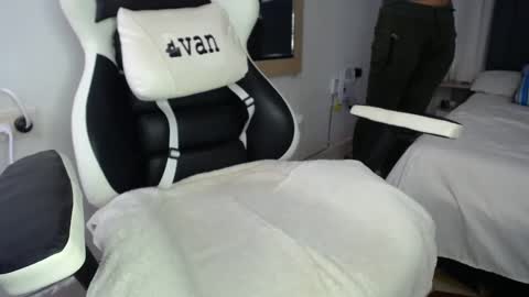 Snapshot of evans_king chatting on 01/04/25, 11:22 Evan online show from 01/04/25, 11:22