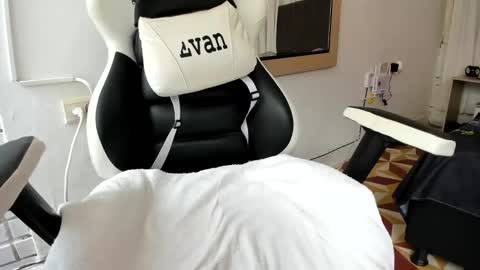 Snapshot of evans_king chatting on 03/03/25, 06:33 Evan online show from 03/03/25, 06:33