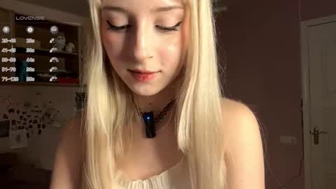 Snapshot of evaqt chatting on 11/12/25, 07:42 Eva online show from 11/12/25, 07:42