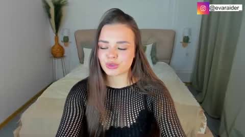 Snapshot of evaraider chatting on 04/15/26, 02:13 Eva online show from 04/15/26, 02:13