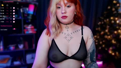 Snapshot of evaredmooon chatting on 12/25/24, 11:33 Moon online show from 12/25/24, 11:33