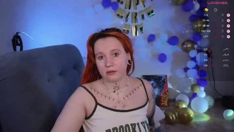 Snapshot of evaredmooon chatting on 10/19/25, 12:06 Moon online show from 10/19/25, 12:06