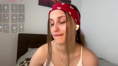 Snapshot of evarenard_ chatting on 04/18/26, 05:17 evarenard_ online show from 04/18/26, 05:17