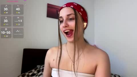 Snapshot of evarenard_ chatting on 04/19/26, 07:05 evarenard_ online show from 04/19/26, 07:05