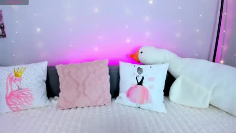 Snapshot of evarey_ chatting on 04/02/26, 04:43 Adelina online show from 04/02/26, 04:43